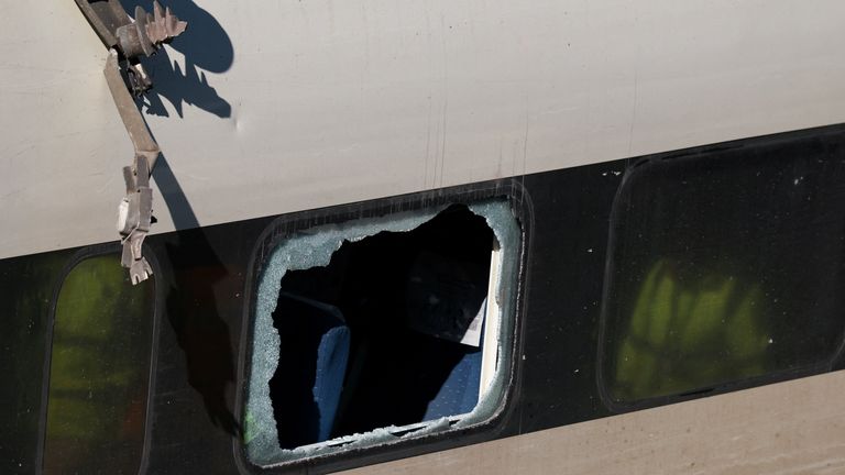 İnsanlar kaçmak için camları kırdı. Resim: Reuters