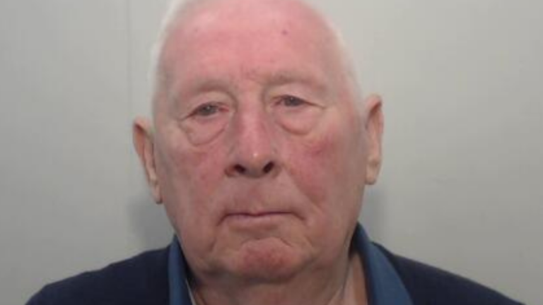 John Spiby Junior (na górze) i jego ojciec, John Spiby Senior. Zdjęcia: Policja z Greater Manchester