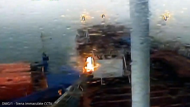 Płomienie widać natychmiast po zderzeniu. Zdjęcie: Policja w Humberside