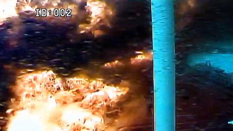 Słychać eksplozję, a członkowie załogi Stena Immaculate krzyczą: 