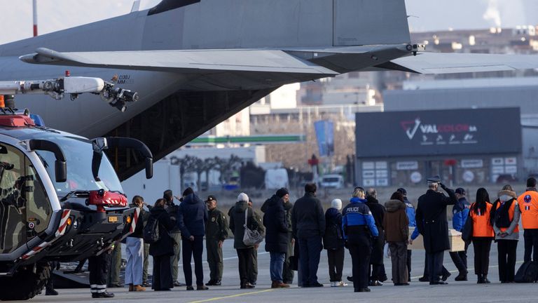 Yetkililer ve İtalyan kurbanların yakınları Sion havaalanında. Resim: Reuters/Ümit Bektaş