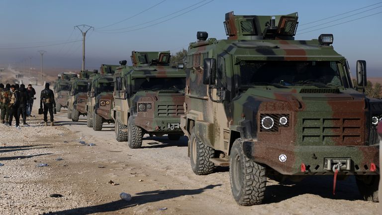 As forças do governo sírio entram no campo de Al Hol após a retirada das FDS. Foto: AP