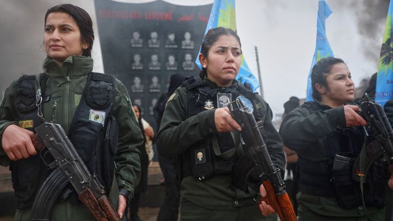 Mujeres soldados de las SDF en el desfile militar en Qamishli. Imagen: AP