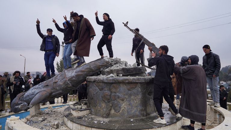 En la ciudad de Tabqa, la gente rompió la estatua de un combatiente de las Fuerzas Democráticas Sirias. Imagen: AP