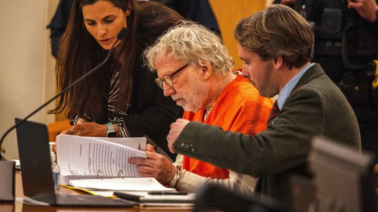 Busfield hukuk ekibinin üyeleriyle birlikte. Resim: Fox News Dijital Havuz Fotoğrafı/AP için AJ Skuy