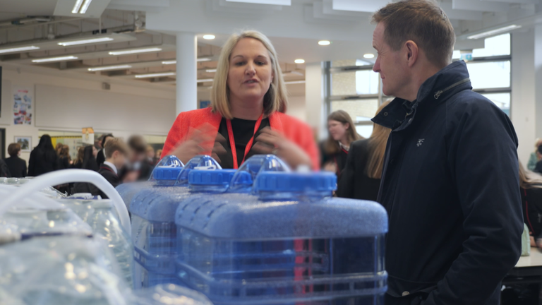 Tom Parmenter ve müdür Hannah Knowles