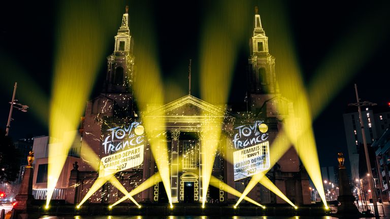 W czwartek wieczorem Leeds Civic Hall zostało oświetlone. Zdjęcie: Wielki wyjazd Tour de France 2027