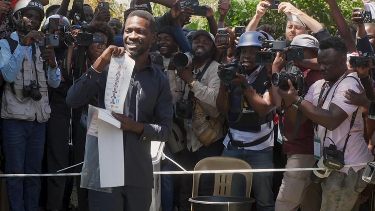 Vinho enquanto vota em si mesmo.