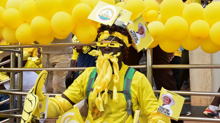 Zwolennik prezydenta Ugandy Yoweri Museveni uczestniczy w jego ostatnim wiecu. Fot: Reuters