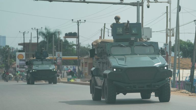 Siły bezpieczeństwa Ugandy patrolują ulicę w Kampali. Zdjęcie: AP