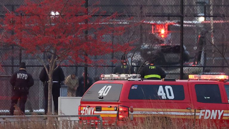 Yakalanan Venezuela Devlet Başkanı Nicolas Maduro helikoptere götürüldü. Resim: Reuters