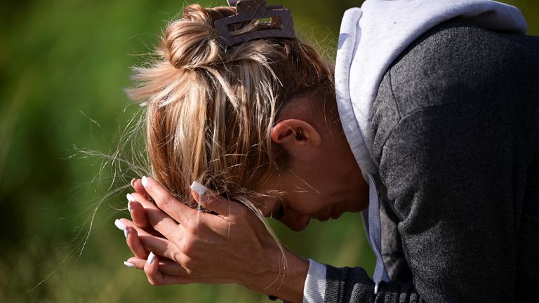 Um parente de um detido espera fora da prisão de El Rodeo após o anúncio da libertação dos presos políticos. Foto: Reuters