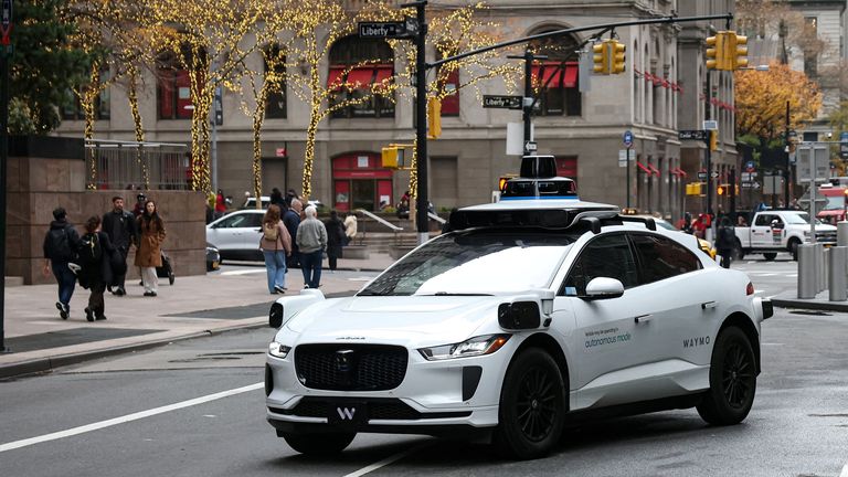 Taksówka bez kierowcy Waymo na dolnym Manhattanie w Nowym Jorku. Fot: Reuters