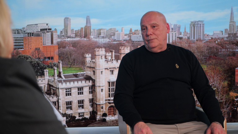 „Musiałem nauczyć się czytać i pisać oraz korzystać z telefonu” – mówi Wayne Birkett