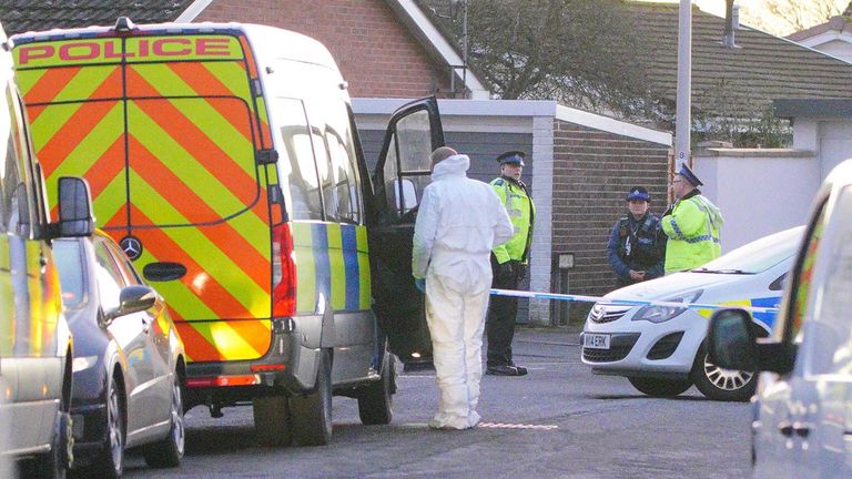 Polis ve adli tıp uzmanları Somerset'in Weston-super-Mare kentinin Mead Vale bölgesindeki saldırı mahallinin yakınında. Resim: PA