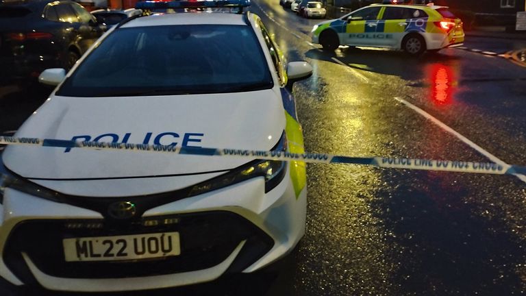 Manchester Polisi bölgeyi kordon altına almaya yardım etti