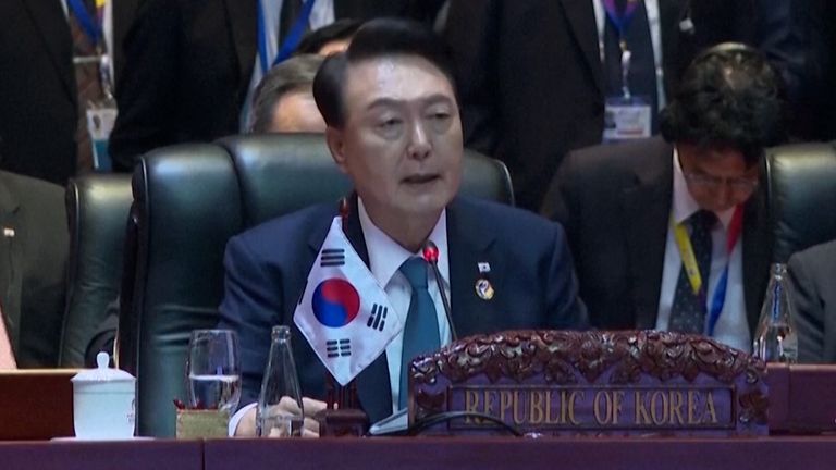 Yoonowi postawiono zarzuty zorganizowania buntu po ogłoszeniu stanu wojennego. 