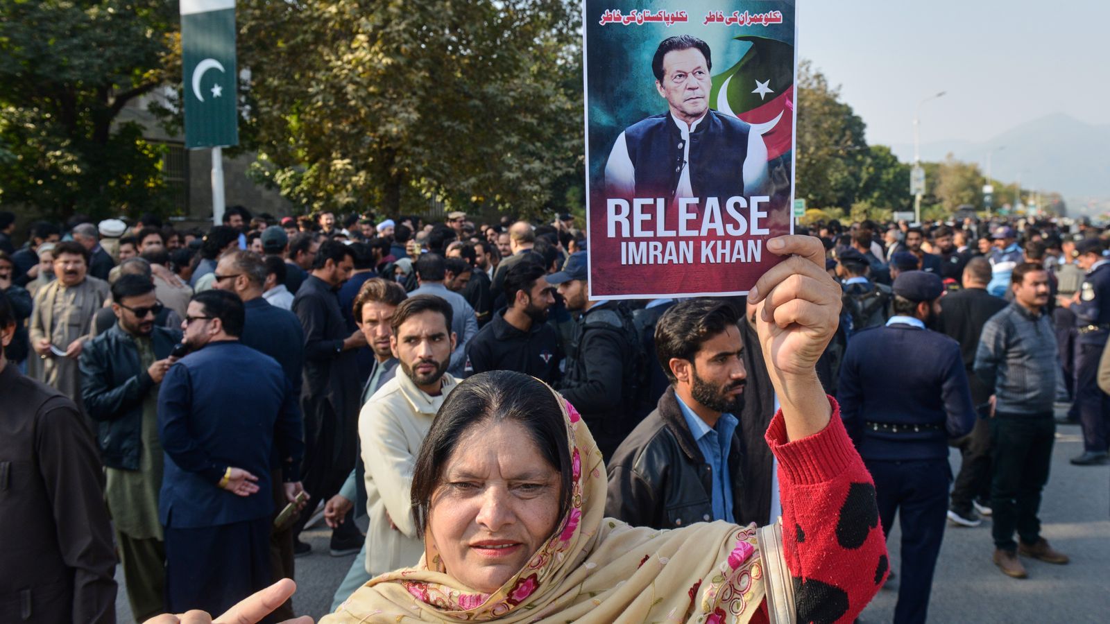 Imran Khan's doctor not allowed to treat him in jail, spokesman claims ...