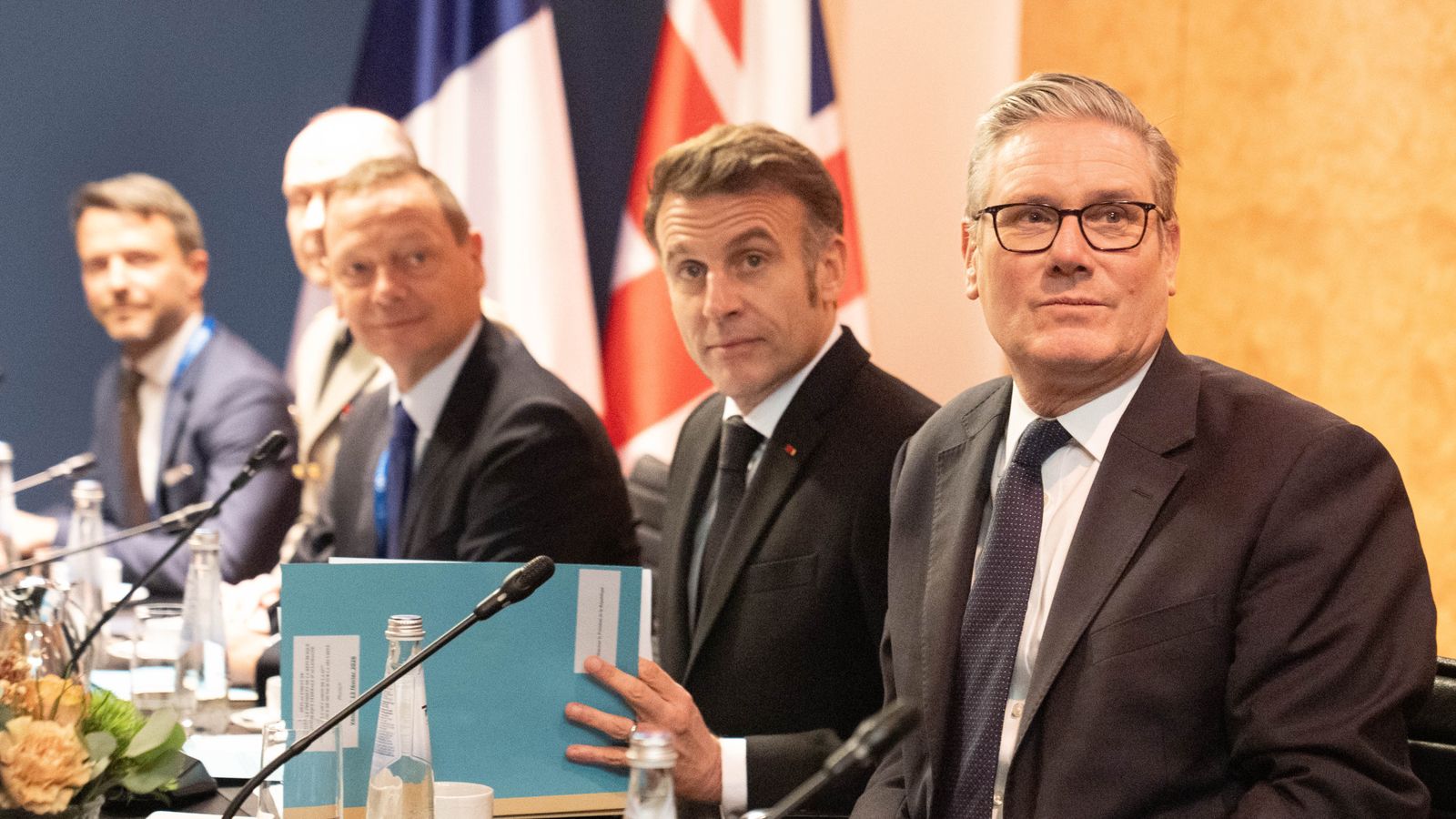 Sir Keir Starmer beschuldigt Reform UK en de Groenen ervan ‘zacht tegen Rusland’ en ‘zacht tegen de NAVO’ te zijn | Nieuws uit Groot-Brittannië