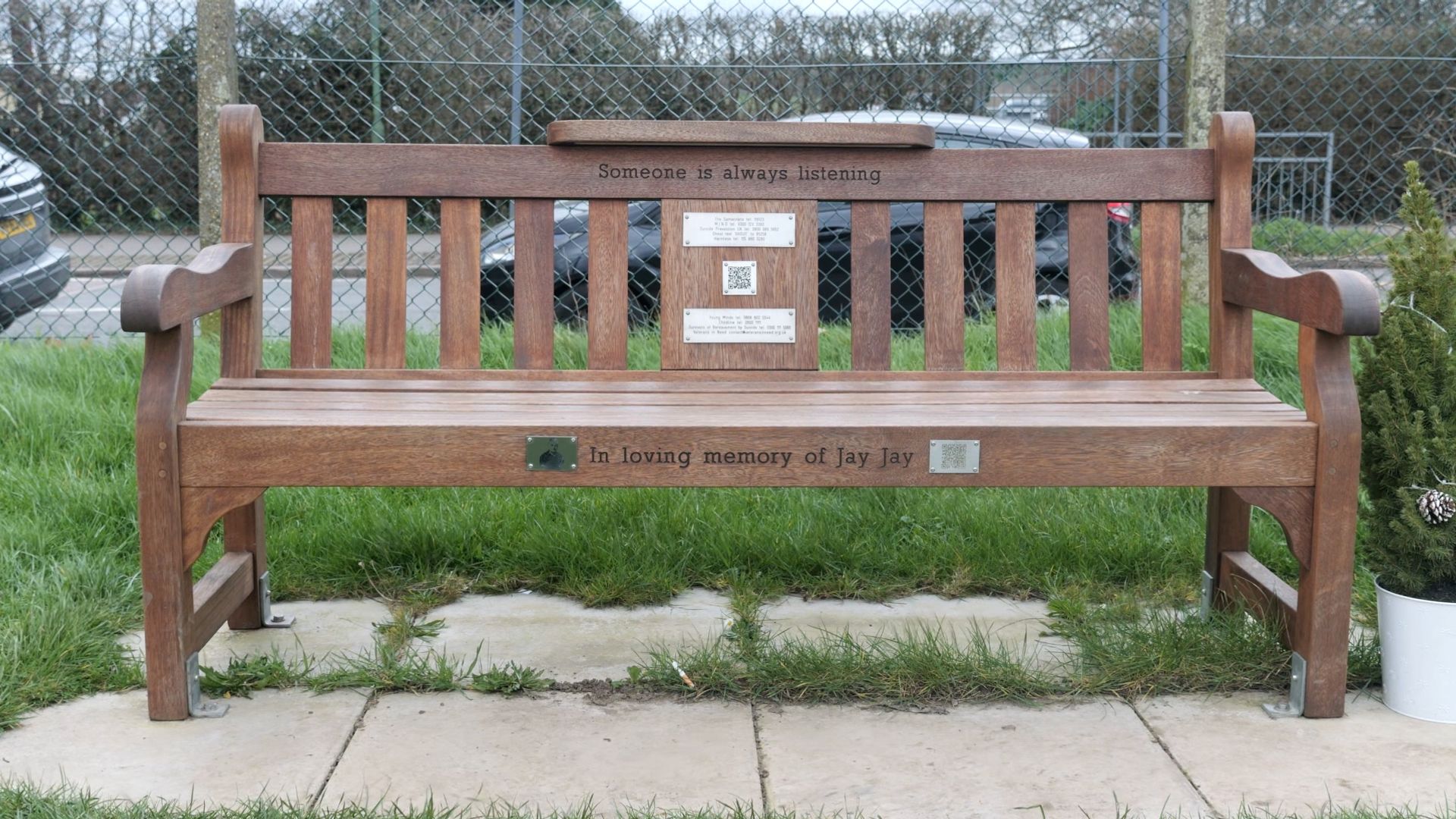 Mental health benches: A simple idea helping people through 'a very dark place'