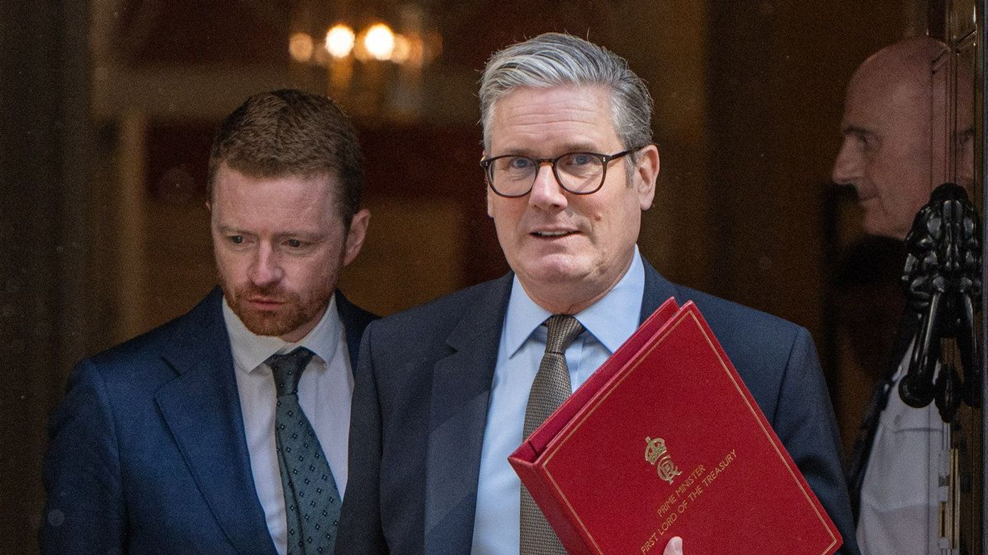 Starmer battling for survival after his chief of staff resigns
