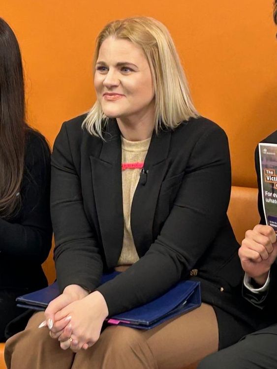 Minister ds. ofiar (w środku) spotyka się z uczniami szkoły All Saints w Stepney przed rozpoczęciem konsultacji