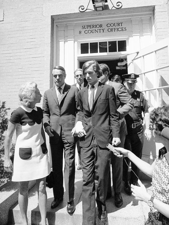 1970 年，肯尼迪先生手腕缠着绷带，在就持有大麻的指控举行听证会后离开法庭。图片来源：美联社