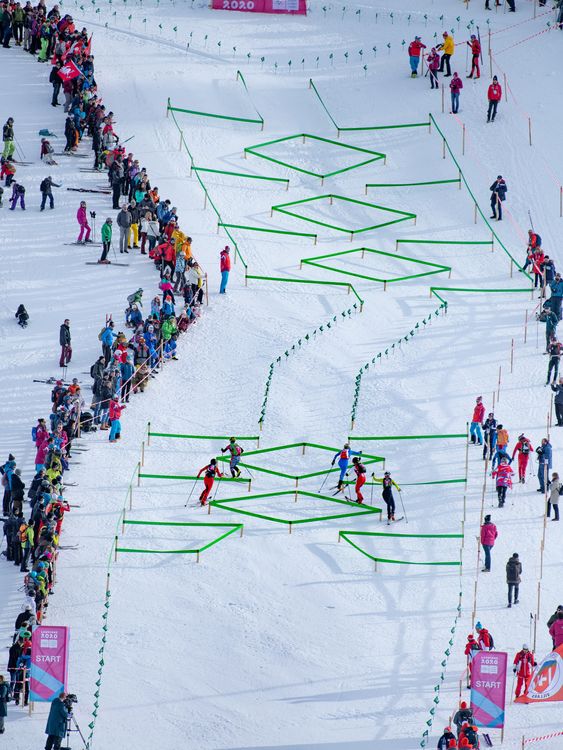 Sportowcy biorą udział w narciarstwie alpejskim podczas Zimowych Igrzysk Olimpijskich Młodzieży 2020. Fot: Reuters