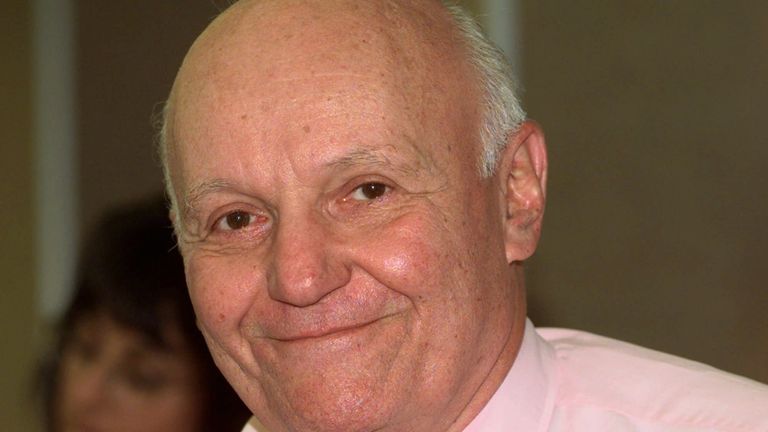 艾伦·格林伯格 (Alan Greenberg) 1998 年出现在此处，人们认为他为爱泼斯坦带来了职业生涯的重大突破。他于 2014 年去世。图片：美联社