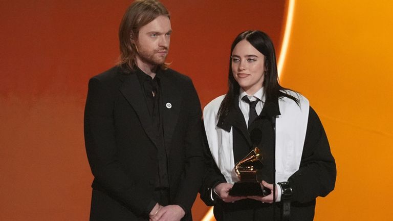 Finneas (solda) ve Billie Eilish Grammy'de Wildflower için yılın şarkısı ödülünü alırken. Fotoğraf: AP/Chris Pizzello