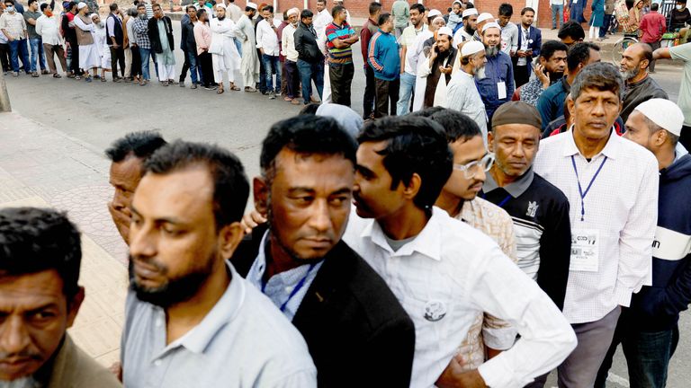 在孟加拉国达卡，选民排队投票。图片来源：路透社