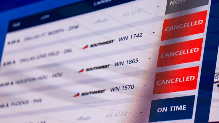 Bir ekran, kapatmanın uçuş kesintilerini ve iptallerini tetiklediğini gösteriyor. Resim: Reuters