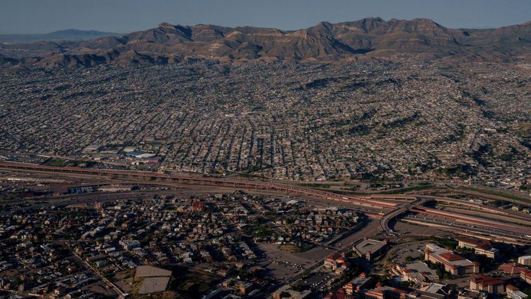 El Paso, Teksas şehir merkezinden görülen ABD-Meksika sınırının havadan görünümü. Resim: Reuters