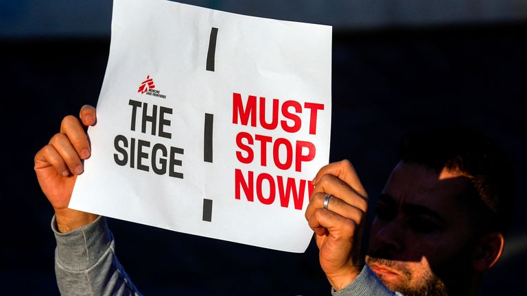 Członek Lekarzy bez Granic protestuje na rzecz zawieszenia broni w Gazie. Zdjęcie: Associated Press