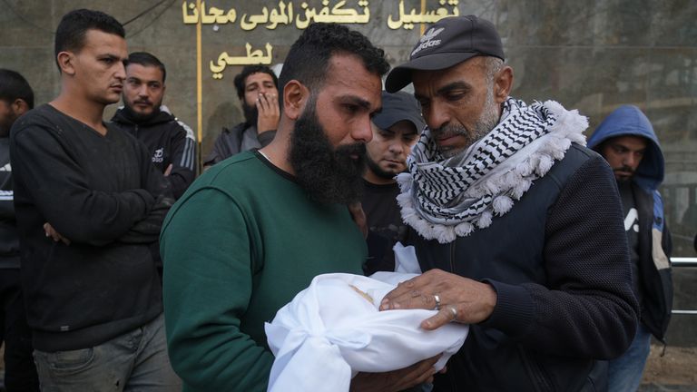 W środę w szpitalu Shifa mężczyzna niósł swoją córeczkę Mirę, która zginęła w izraelskim ataku. Zdjęcie: AP