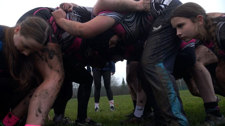 Rodzice powiedzieli Sky News, że chociaż bezpieczeństwo było dla nich problemem, nie chcieli też zniechęcać córek do uprawiania sportu