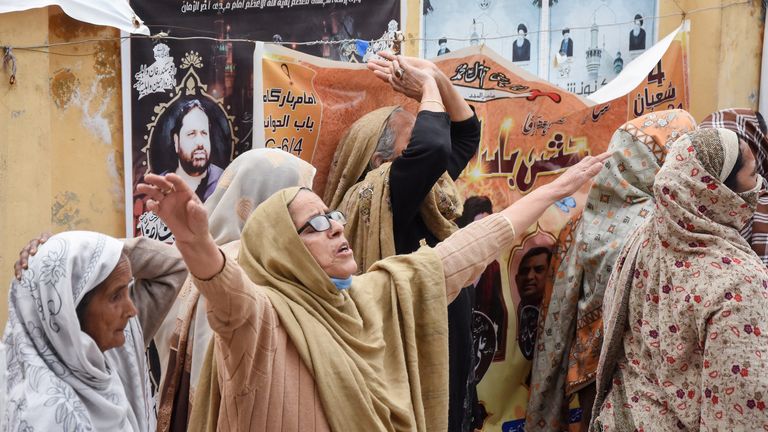 İslamabad'daki camide meydana gelen ölümcül patlamanın ardından kadınlar tepki gösterdi. Resim: Reuters