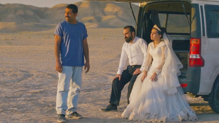 Mohamad Ali Elyasmehr jako Hamid, Majid Panahi jako Ali, Hadis Pakbaten jako Goli, od lewej, w „To był tylko wypadek”. Zdjęcie: AP