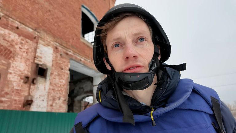 Sky News muhabiri Ivor Bennett, seyahat ettiği araca drone çarpması sonucu kaçmak zorunda kaldı