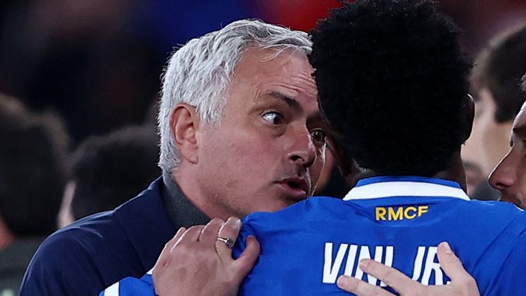 Benfica-coach Jose Mourinho spreekt met Vinicius Junior van Real Madrid. Foto: Reuters