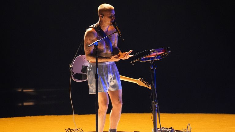 ... while Justin Bieber took a more stripped back approach. Pics: AP/ Chris Pizzello