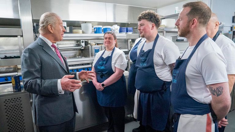 Spotkanie króla z personelem w Sun Inn podczas królewskiej wizyty w Dedham. Zdjęcie: PA