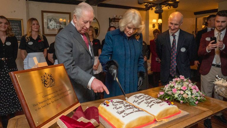 Król i królowa udają się na przyjęcie herbaciane w herbaciarni Essex Rose. Zdjęcie: PA