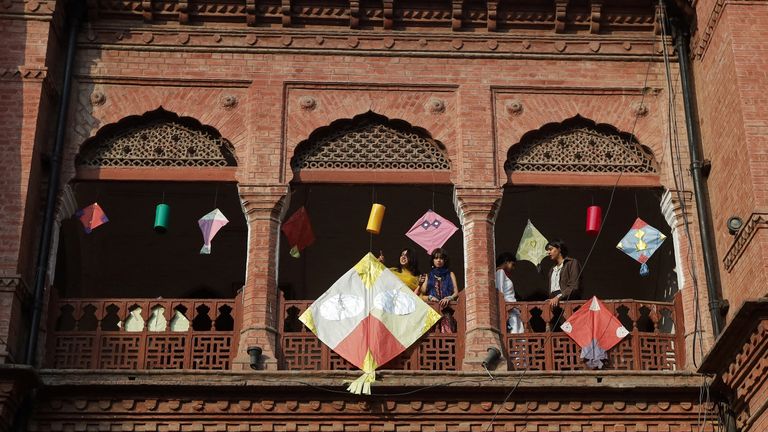 Uçurtma uçurma festivali münasebetiyle sergilenen uçurtmalar. Resim: Reuters