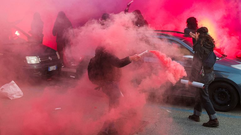 Manifestantes seguram foguetes de fumaça durante um protesto contra os impactos ambientais dos Jogos Olímpicos. Foto: Reuters