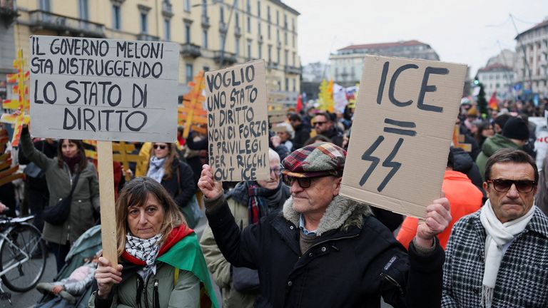 Alguns cartazes diziam: “Fora ICE” e “O governo de Meloni está destruindo o Estado de direito”. Foto: Reuters