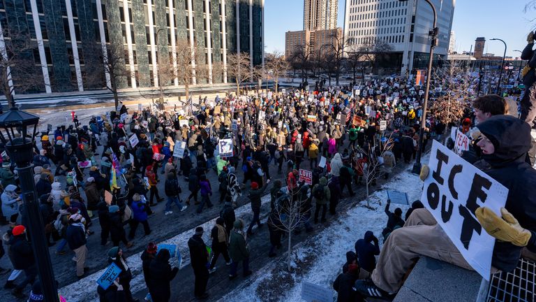 Ludzie maszerują podczas protestu na ulicach Minneapolis 30 stycznia. Zdjęcie: AP