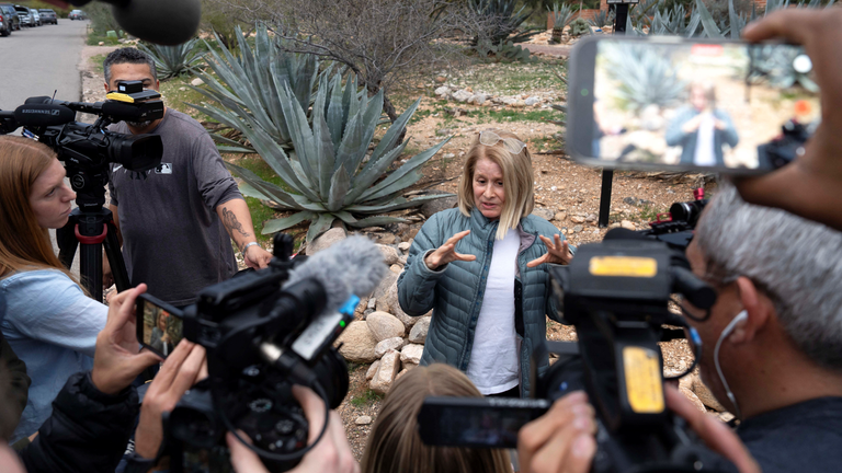 邻居劳拉·加尔加诺接受媒体采访。图片来源：路透社