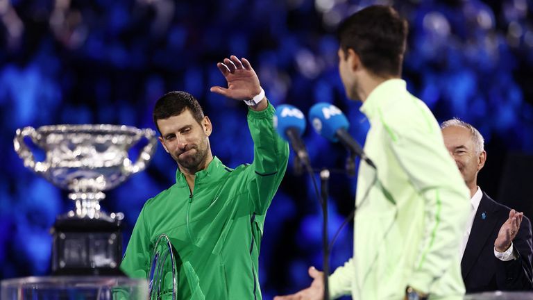 Djokovic po porażce chce uścisnąć dłoń Alcarazowi. Fot: Reuters