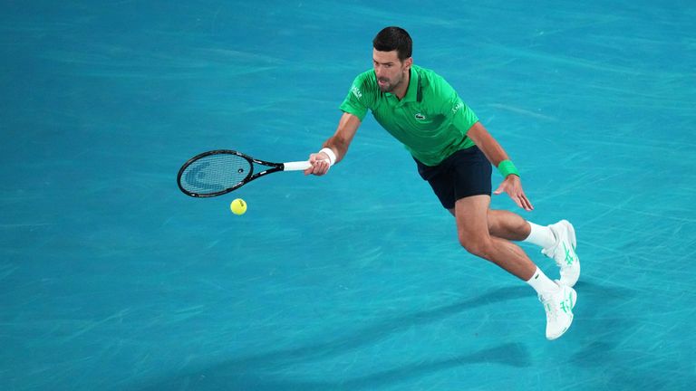 Djokovic gra forhendem i wraca do Alcaraz. Zdjęcie: AP